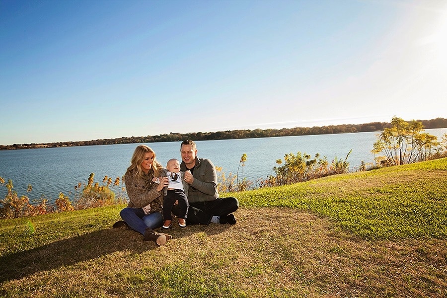 Outdoor Family Photos Near White Rock Lake in Dallas