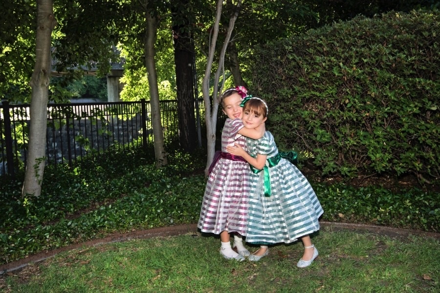 beautiful family photos with twin daughters