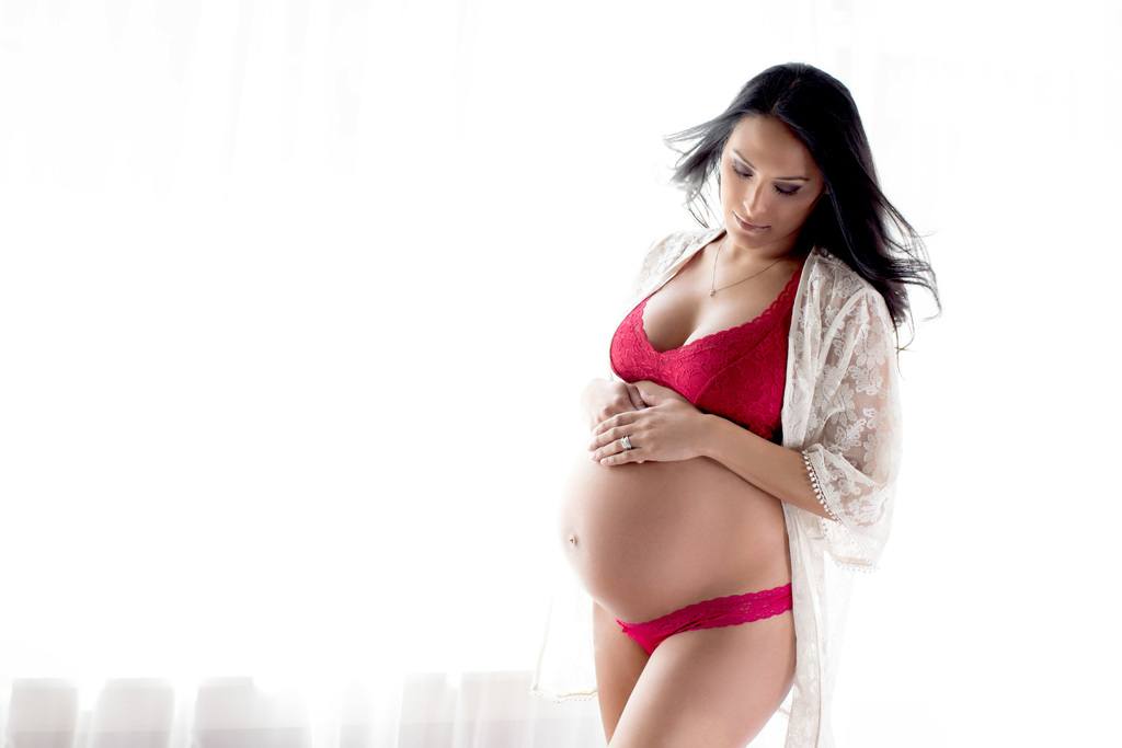 gorgeous and cinematic pregnancy session in the studio