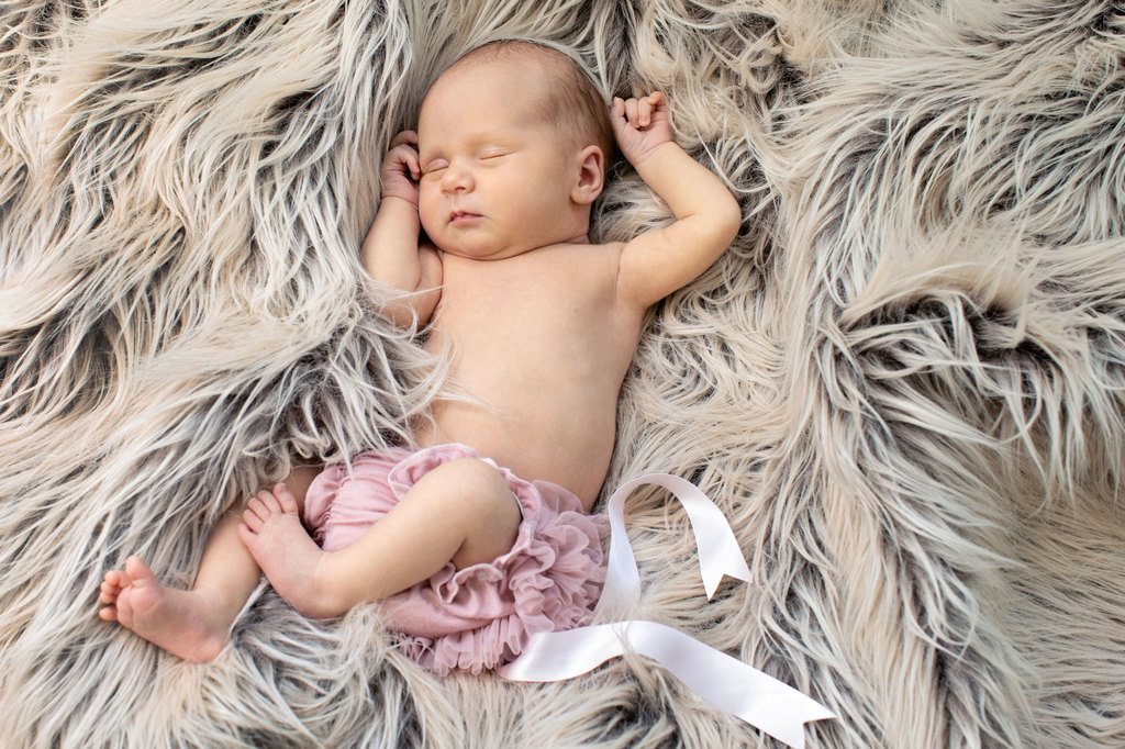 beautiful newborn session using few props in at home session