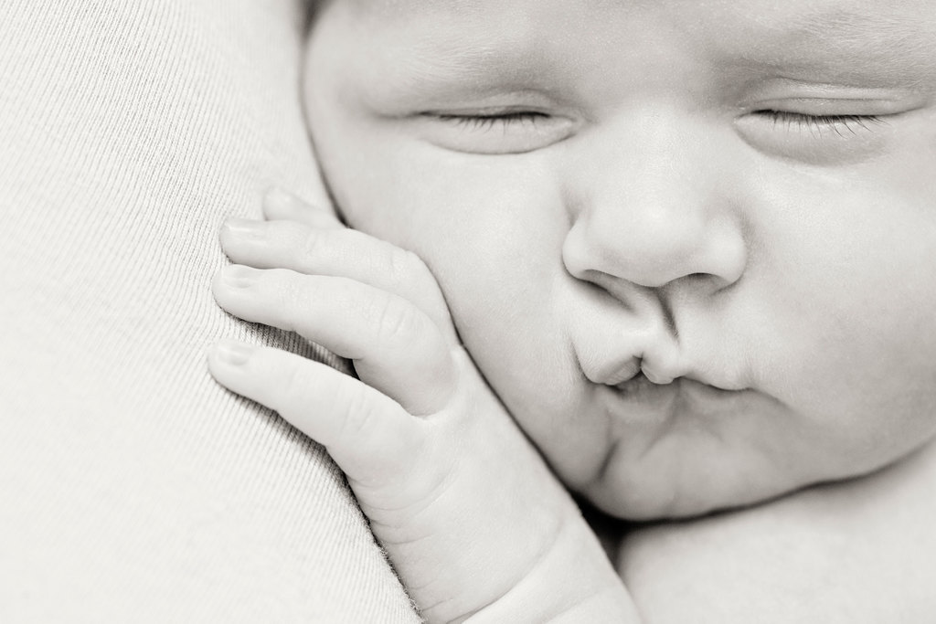 beautiful newborn session using few props in at home session