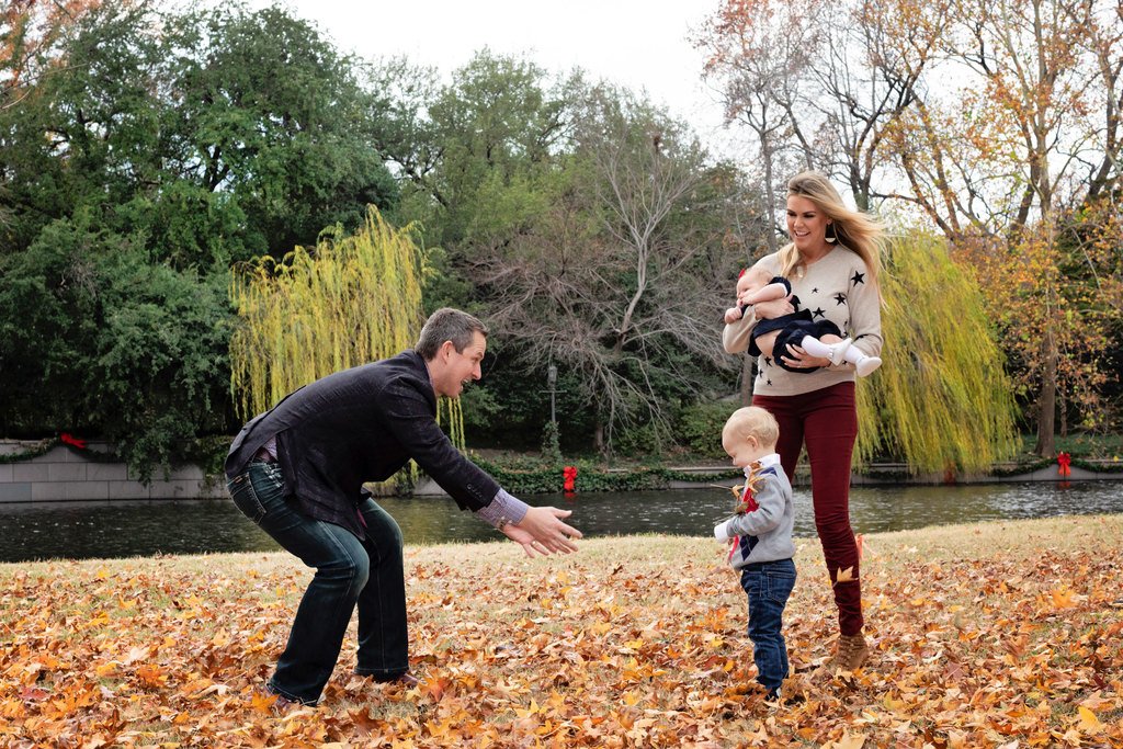 gorgeous winter family session outdoors in gorgeous dallas park