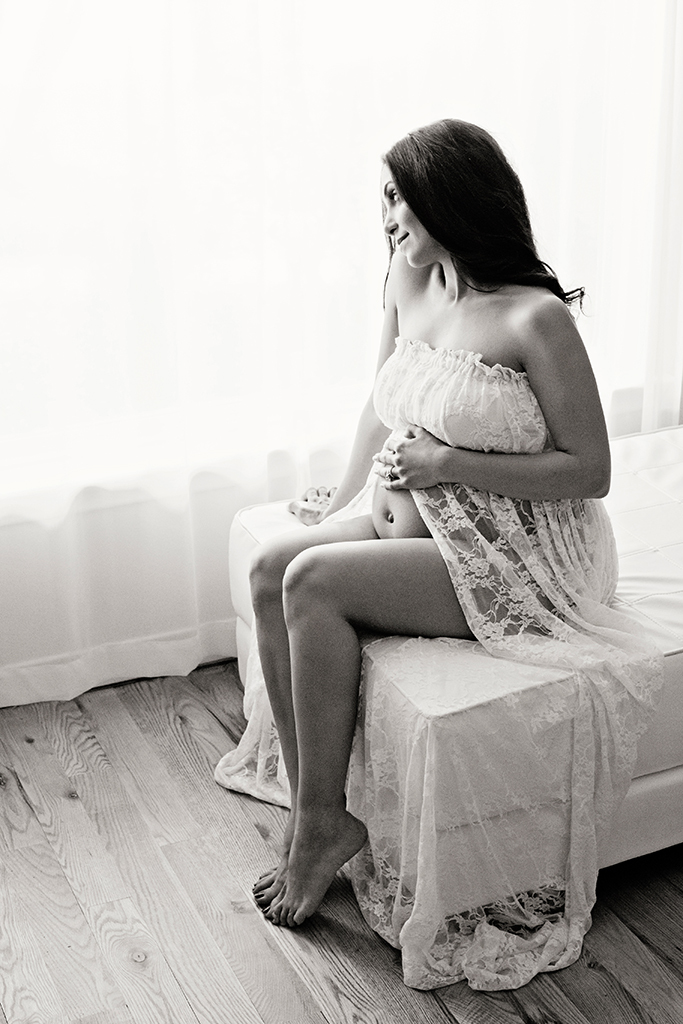 beautiful maternity session in private studio in dallas 