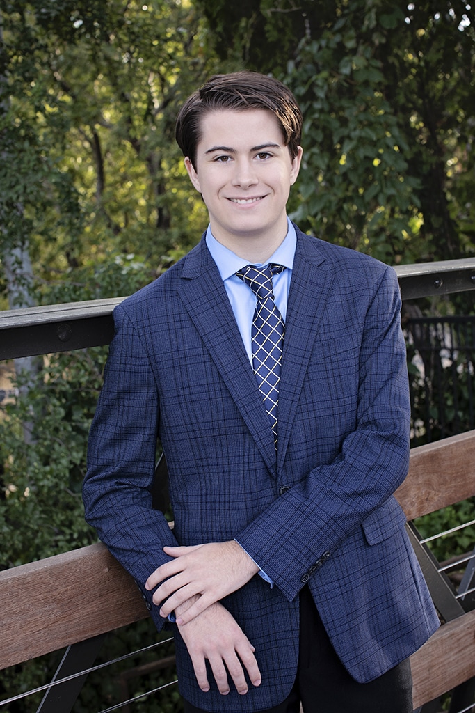 graduating senior photos outside in dallas during spring