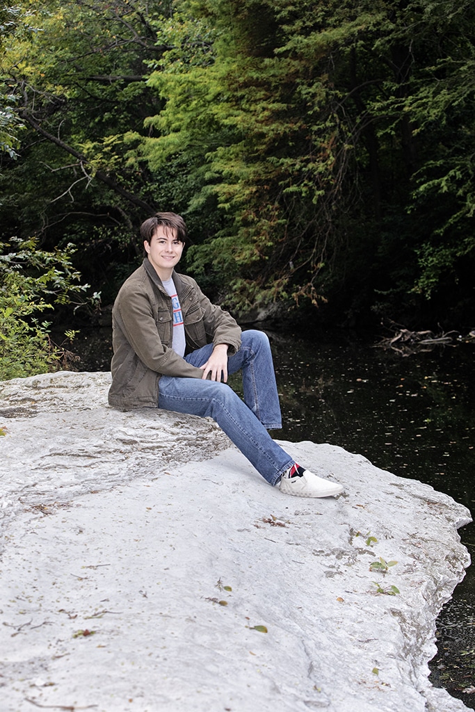 graduating senior photos outside in dallas during spring