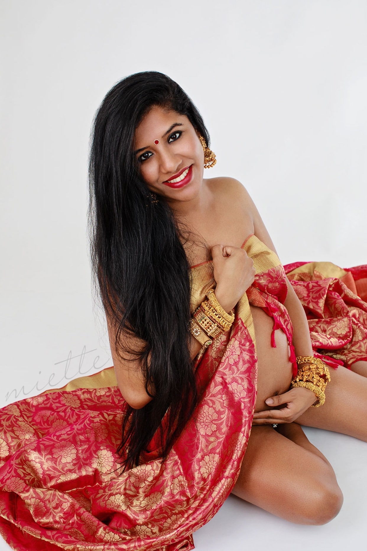 Maternity session with mom posing in traditional sari