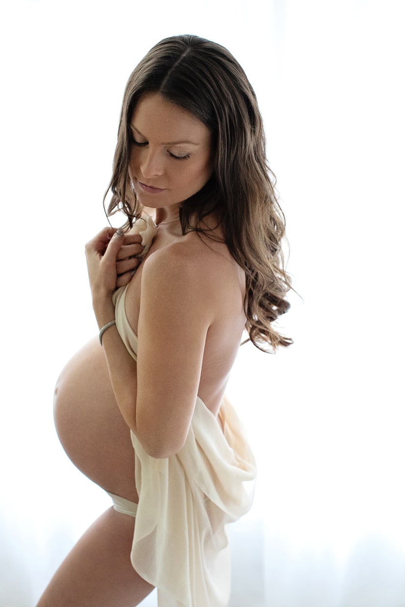 gorgeous and delicate maternity session