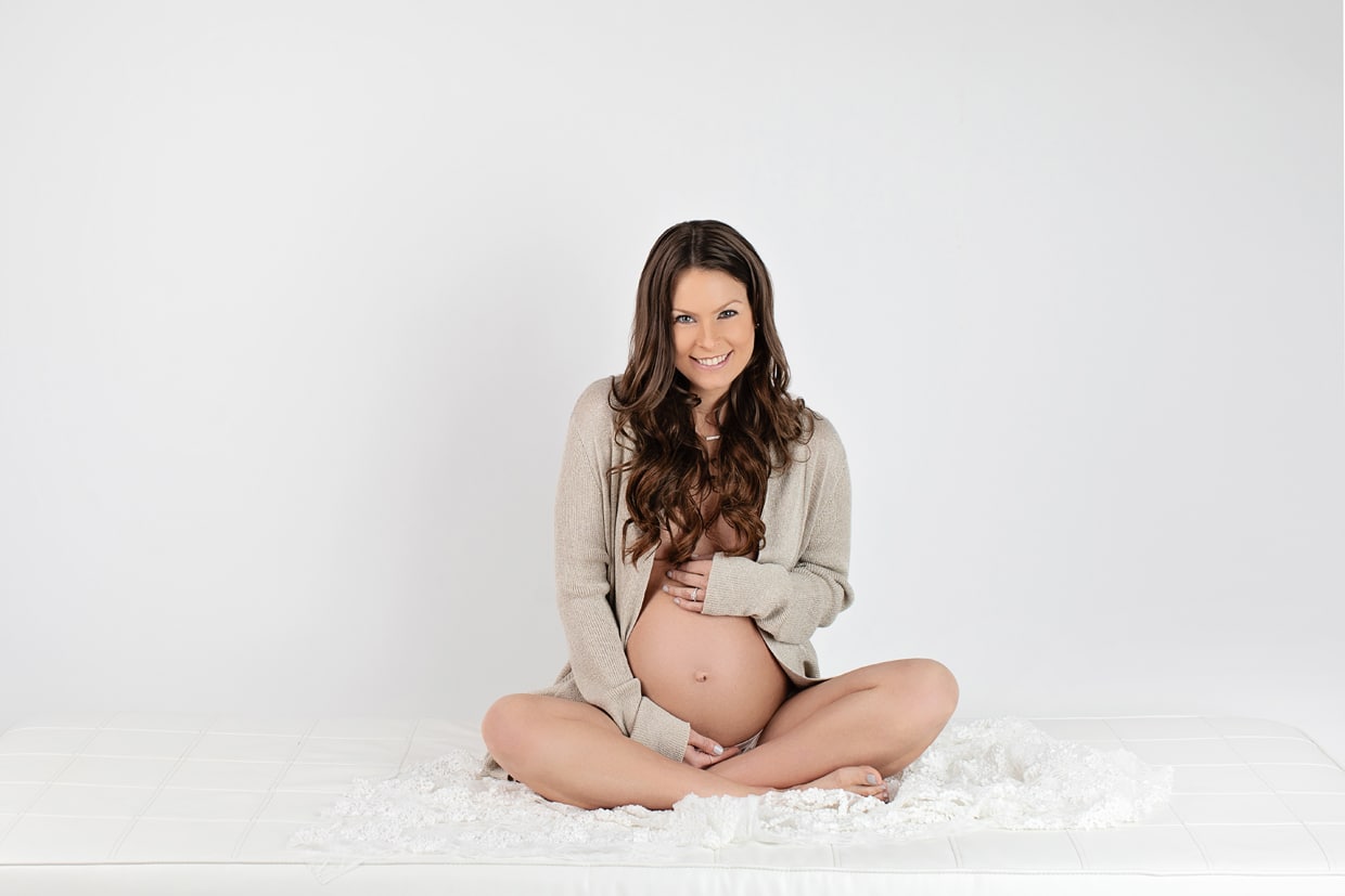 gorgeous and delicate maternity session