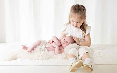Newborn Photos With Siblings Are Double the Fun