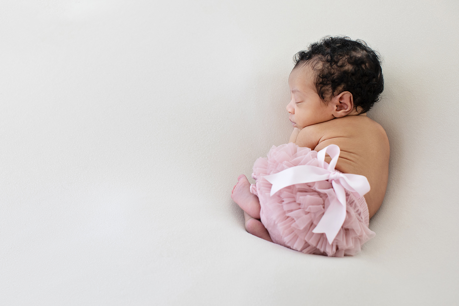 adorable newborn photoshoot outfit for girls