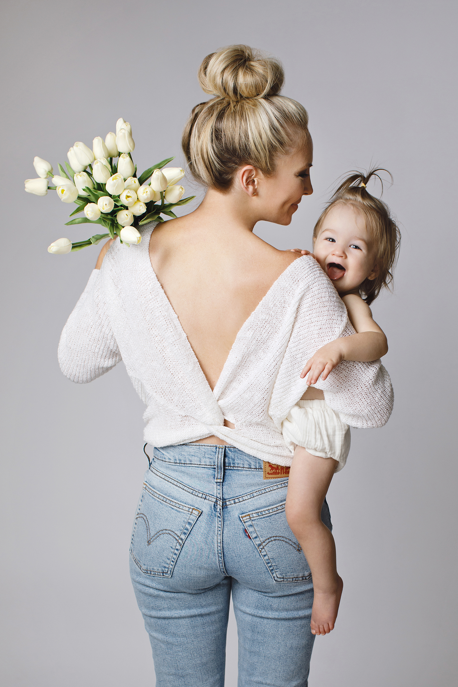 Mom and baby in a relaxed and stylish photoshoot with flowers