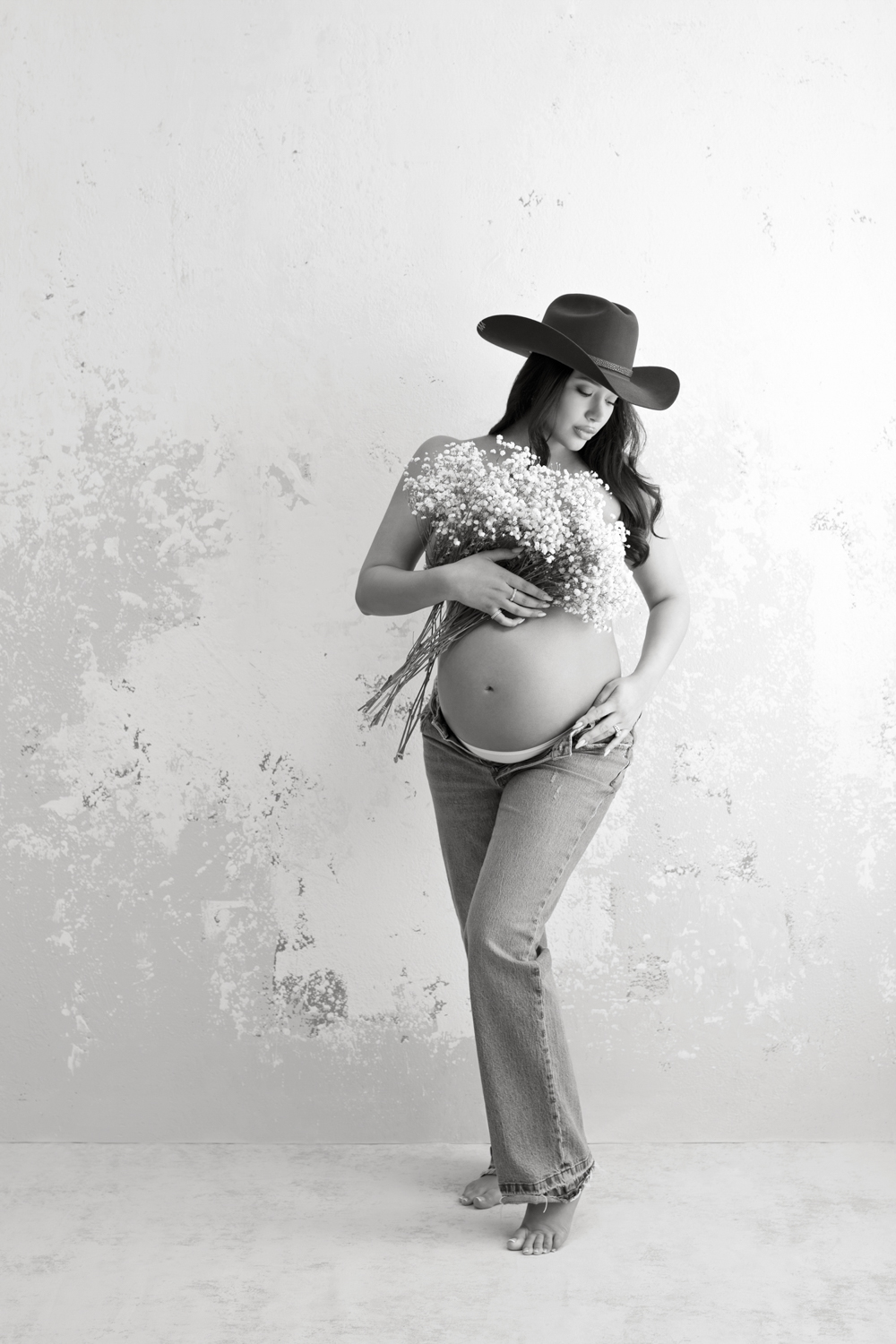 Pregnant woman wearing cowboy hat maternity photoshoot Dallas