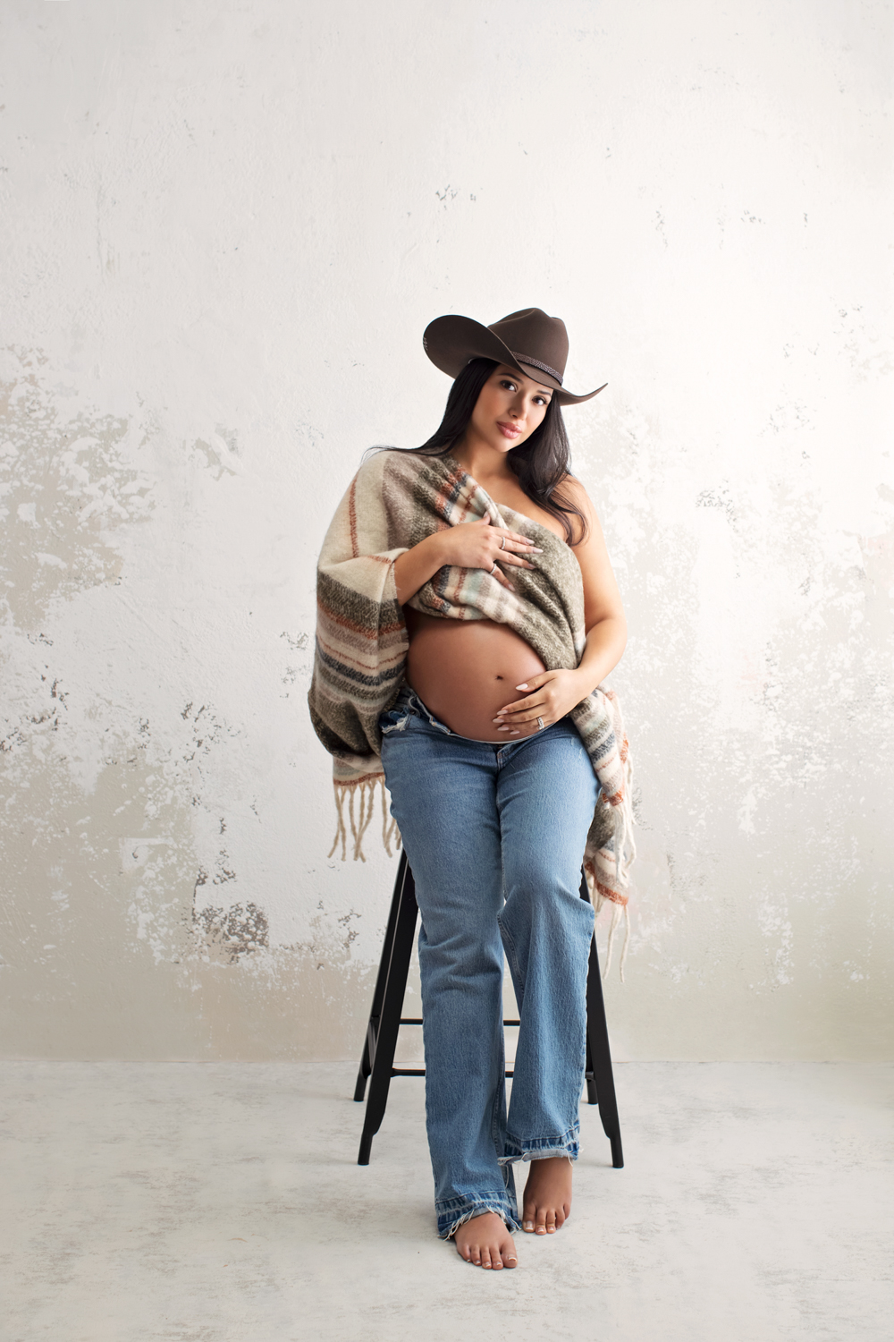 Pregnant woman wearing cowboy hat maternity photoshoot Dallas