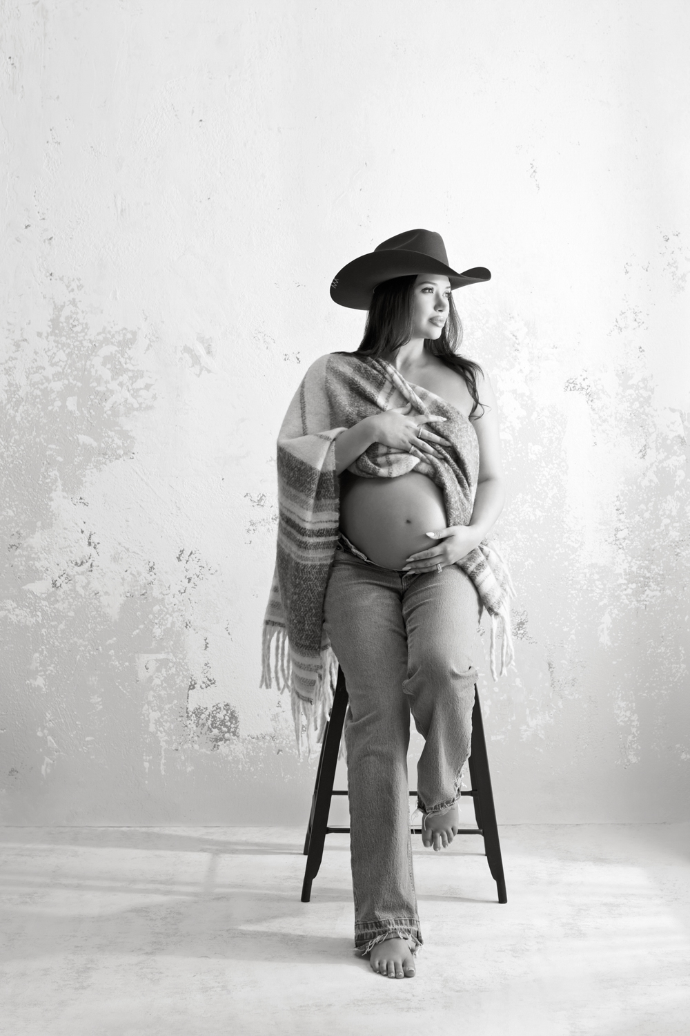 Pregnant woman wearing cowboy hat maternity photoshoot Dallas