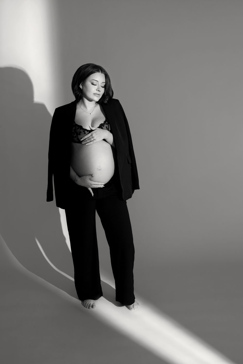 Pregnant woman in black suit maternity photos Dallas photographer
